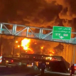 Ιράν: Εικόνες αποκάλυψης από ισραηλινή επίθεση σε πετρελαϊκές εγκαταστάσεις στην Τεχεράνη – Πέφτει μαύρη βροχή