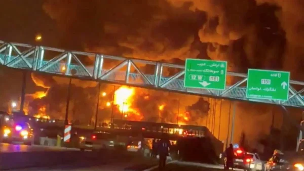 Ιράν: Εικόνες αποκάλυψης από ισραηλινή επίθεση σε πετρελαϊκές εγκαταστάσεις στην Τεχεράνη – Πέφτει μαύρη βροχή