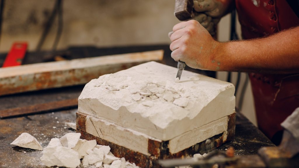 Ζητείται τεχνίτης για κατασκευή και τοποθέτηση μνημείων