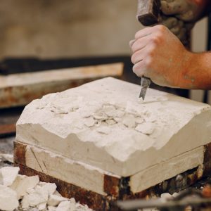 Ζητείται τεχνίτης για κατασκευή και τοποθέτηση μνημείων