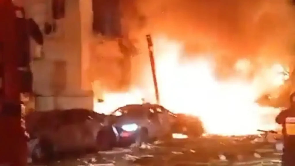 Η στιγμή που ο ιρανικός πύραυλος έπεσε στο Τελ Αβίβ – Μια γυναίκα νεκρή, δεκάδες τραυματίες