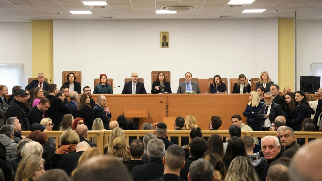 H δικαστική αίθουσα των Τεμπών που ζητείται να αλλάξει, έχει 450 θέσεις, είναι η μεγαλύτερη στη χώρα, λέει το υπουργείο Δικαιοσύνης