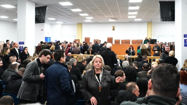 Δίκη για τα Τέμπη: Βίντεο από τις αλλαγές στην αίθουσα, πώς θα εισέλθουν δικηγόροι, κατηγορούμενοι, συγγενείς θυμάτων και δημοσιογράφοι