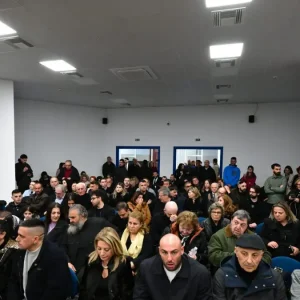 Δίκη για τα Τέμπη: Face control και αυξημένες θέσεις στη δικαστική αίθουσα μετά τις αντιδράσεις των συγγενών των θυμάτων της τραγωδίας