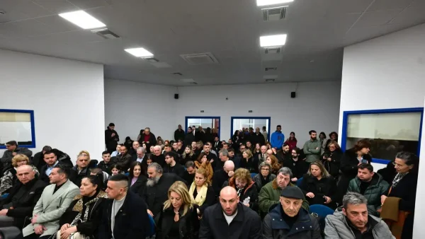 Δίκη για τα Τέμπη: Face control και αυξημένες θέσεις στη δικαστική αίθουσα μετά τις αντιδράσεις των συγγενών των θυμάτων της τραγωδίας