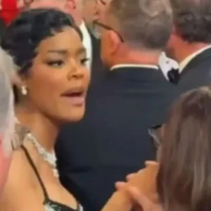 Όσκαρ 2026: Έξαλλη η Τεγιάνα Τέιλορ – «Είσαι άντρας που ακουμπάει το χέρι του σε γυναίκα;»