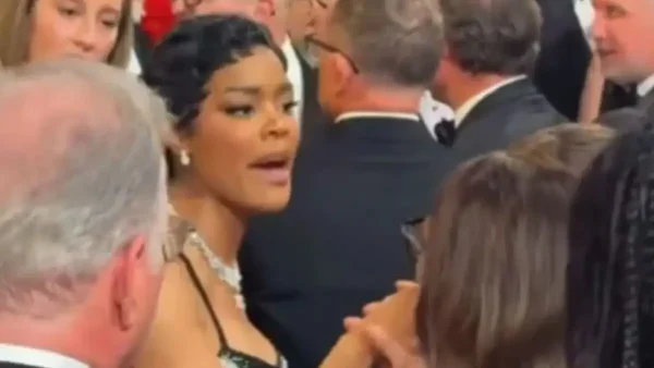 Όσκαρ 2026: Έξαλλη η Τεγιάνα Τέιλορ – «Είσαι άντρας που ακουμπάει το χέρι του σε γυναίκα;»