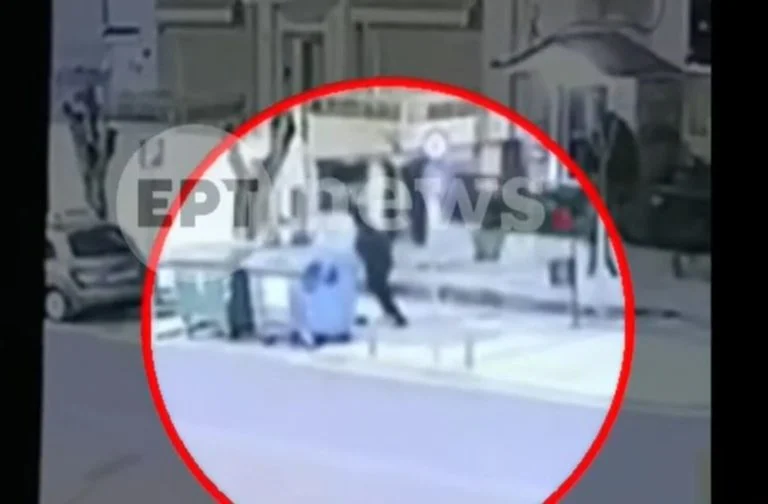 Βίντεο από τη δολοφονική επίθεση με μαχαίρι που δέχθηκε 20χρονος στη Θεσσαλονίκη: Έκανε λίγα βήματα και κατέρρευσε δίπλα σε κάδο