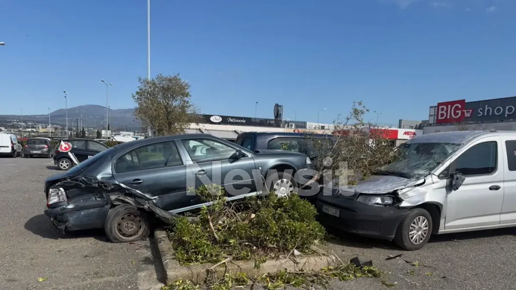 Θεσσαλονίκη: Ηλικιωμένος έχασε τον έλεγχο του αυτοκινήτου του και χτύπησε 8 σταθμευμένα οχήματα – Δύο ελαφρά τραυματίες