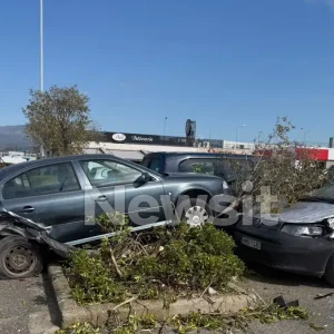 Θεσσαλονίκη: Ηλικιωμένος έχασε τον έλεγχο του αυτοκινήτου του και χτύπησε 8 σταθμευμένα οχήματα – Δύο ελαφρά τραυματίες