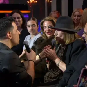 Θοδωρής Φέρρης: Η συγκινητική στιγμή που τραγουδάει μαζί με τη μητέρα του στο πλατό του J2US