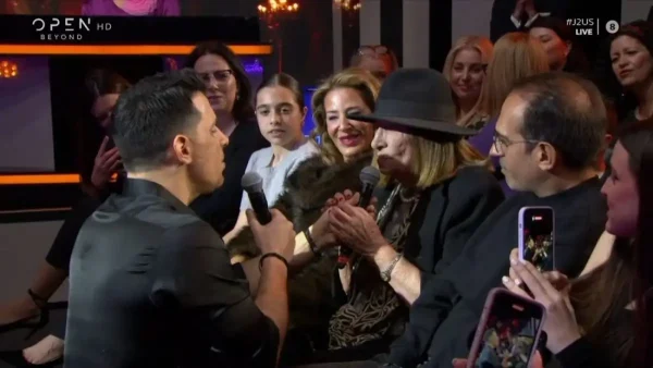 Θοδωρής Φέρρης: Η συγκινητική στιγμή που τραγουδάει μαζί με τη μητέρα του στο πλατό του J2US