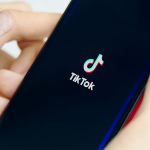 Βρετανία: Πιέσεις σε Meta, TikTok, Snap και YouTube να μπλοκάρουν παιδιά από τις υπηρεσίες τους