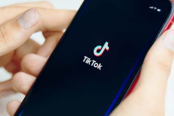 Βρετανία: Πιέσεις σε Meta, TikTok, Snap και YouTube να μπλοκάρουν παιδιά από τις υπηρεσίες τους