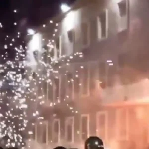 Τίρανα: Επεισόδια με μολότοφ και πυροτεχνήματα μετά από διαδήλωση κατά του Ράμα – Δείτε βίντεο