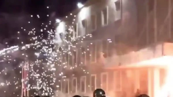 Τίρανα: Επεισόδια με μολότοφ και πυροτεχνήματα μετά από διαδήλωση κατά του Ράμα – Δείτε βίντεο