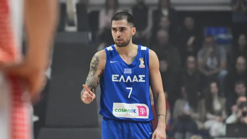 Η FIBA αποθέωσε τον Τολιόπουλο: «Υπάρχει λόγος που τον φωνάζουν Πιστολιόπουλο» έγραψε για τον παίκτη της Εθνικής
