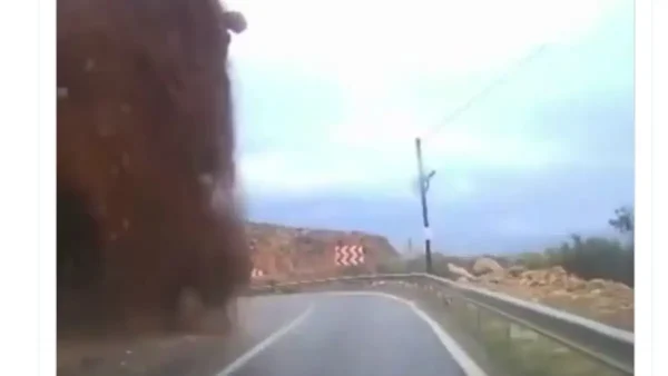 Τουρκία: Η στιγμή που τεράστια κατολίσθηση συνέτριψε αυτοκίνητο – Σώος ο οδηγός