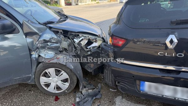 Λαμία: «Καρφώθηκε» πάνω στο παρκαρισμένο - «Θα είχε μπει μέσα στο φαρμακείο αν δεν ήταν το άλλο αυτοκίνητο»