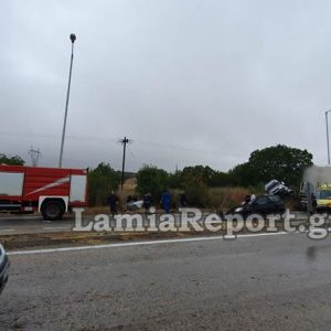 Φθιώτιδα: Νεκρός 21χρονος οδηγός σε μετωπική σύγκρουση με λεωφορείο που πήγαινε να παραλάβει μαθητές