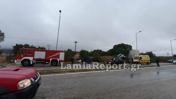 Φθιώτιδα: Νεκρός 21χρονος οδηγός σε μετωπική σύγκρουση με λεωφορείο που πήγαινε να παραλάβει μαθητές