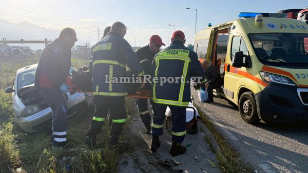Μετωπική σύγκρουση με τρεις τραυματίες στην είσοδο της Λαμίας - Δείτε εικόνες