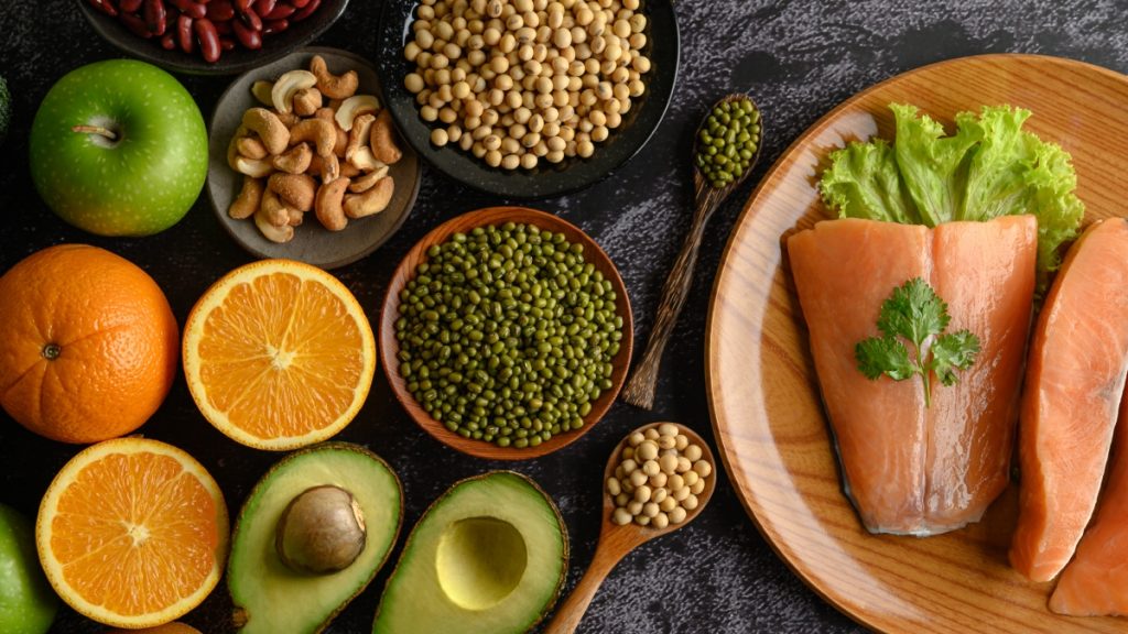 Εγκέφαλος: Ποια τρόφιμα επιβραδύνουν τη γήρανσή του και ποια δεν του κάνουν καλό