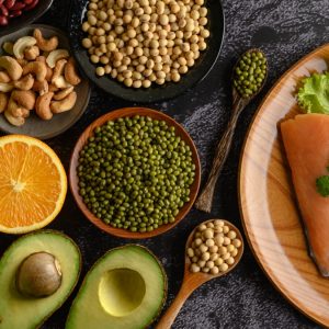 Εγκέφαλος: Ποια τρόφιμα επιβραδύνουν τη γήρανσή του και ποια δεν του κάνουν καλό