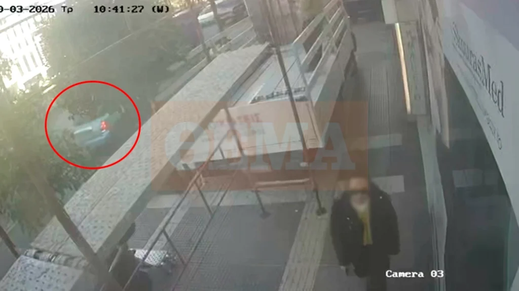 Βίντεο: Η τρελή πορεία του 20χρονου οδηγού που παρέσυρε ηλικιωμένη, χτύπησε μηχανάκι και βαν και κατέληξε σε φαρμακείο στον Πειραιά