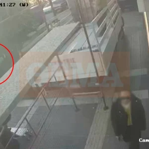 Βίντεο: Η τρελή πορεία του 20χρονου οδηγού που παρέσυρε ηλικιωμένη, χτύπησε μηχανάκι και βαν και κατέληξε σε φαρμακείο στον Πειραιά