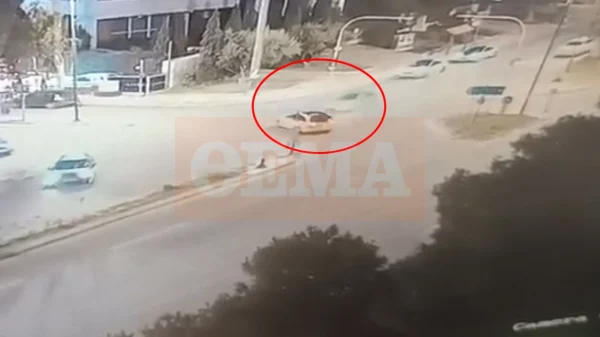 Σοκαριστικό βίντεο από το θανατηφόρο τροχαίο στη Βούλα, το ΙΧ χτυπά με ιλιγγιώδη ταχύτητα το ταξί της 58χρονης