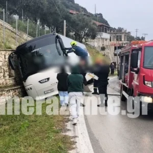 Λεωφορείο με επτά μαθητές στη Ζάκυνθο συγκρούστηκε με ΙΧ, βίντεο και φωτογραφίες