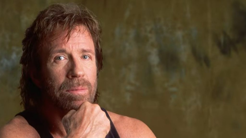 «Ο Τσακ Νόρις σκίζει σελίδες του ίντερνετ» – 100 από τα καλύτερα ανέκδοτα με τον θρυλικό ηθοποιό