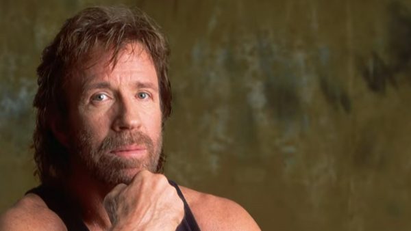 «Ο Τσακ Νόρις σκίζει σελίδες του ίντερνετ» – 100 από τα καλύτερα ανέκδοτα με τον θρυλικό ηθοποιό