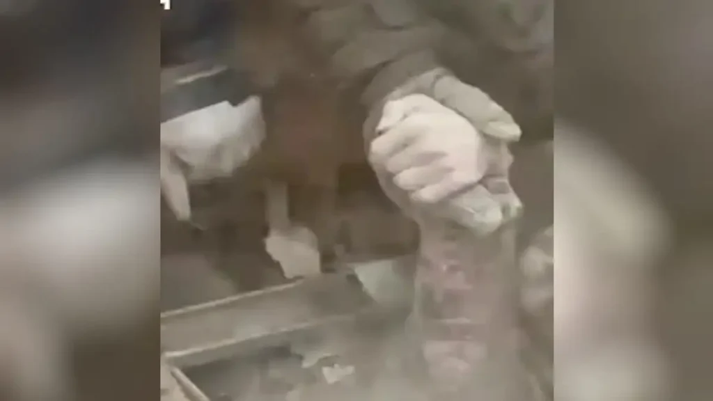 Ουκρανία: Συγκλονιστικό βίντεο με γυναίκα θαμμένη σε συντρίμμια κτιρίου μετά από ρωσική επίθεση