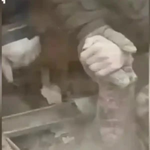 Ουκρανία: Συγκλονιστικό βίντεο με γυναίκα θαμμένη σε συντρίμμια κτιρίου μετά από ρωσική επίθεση