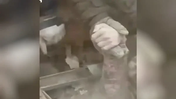 Ουκρανία: Συγκλονιστικό βίντεο με γυναίκα θαμμένη σε συντρίμμια κτιρίου μετά από ρωσική επίθεση
