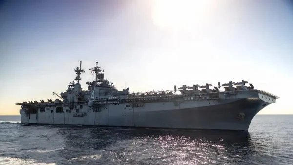 Ο Τραμπ στέλνει στη Μέση Ανατολή και το πλοίο αμφίβιων επιχειρήσεων «USS Boxer» με 2.500 πεζοναύτες