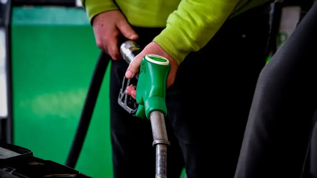 Νέες αυξήσεις στα καύσιμα: Άλμα στα 2 ευρώ για την αμόλυβδη, διπλάσια αύξηση για το diesel και έπεται συνέχεια