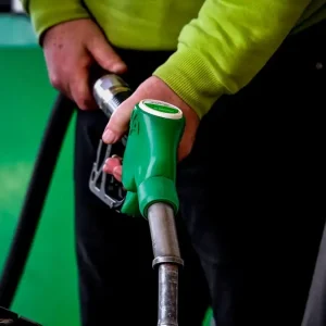 Νέες αυξήσεις στα καύσιμα: Άλμα στα 2 ευρώ για την αμόλυβδη, διπλάσια αύξηση για το diesel και έπεται συνέχεια