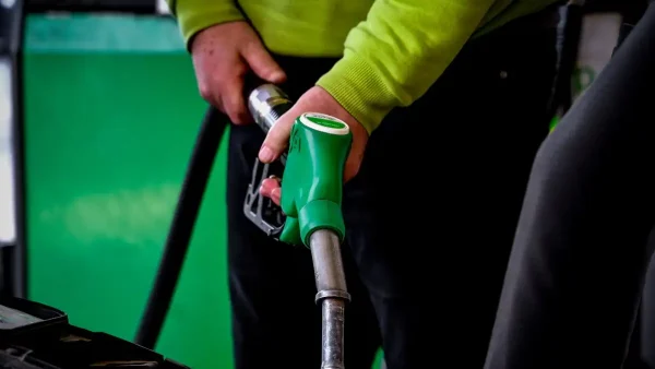 Νέες αυξήσεις στα καύσιμα: Άλμα στα 2 ευρώ για την αμόλυβδη, διπλάσια αύξηση για το diesel και έπεται συνέχεια