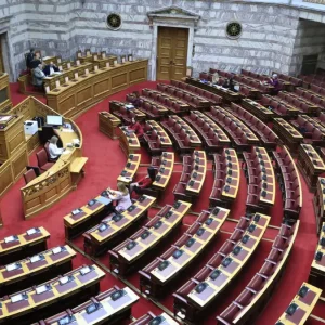 Live η συζήτηση στη Βουλή για τις συμφωνίες με τη Chevron για έρευνες υδρογονανθράκων