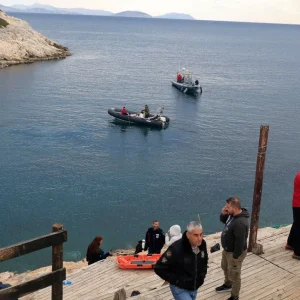 Βουλιαγμένη: «Πιστεύω ότι τον τράβηξε μέσα το ρεύμα» -Τι λέει δύτης που βρήκε τα λείψανα των αγνοούμενων του 1978