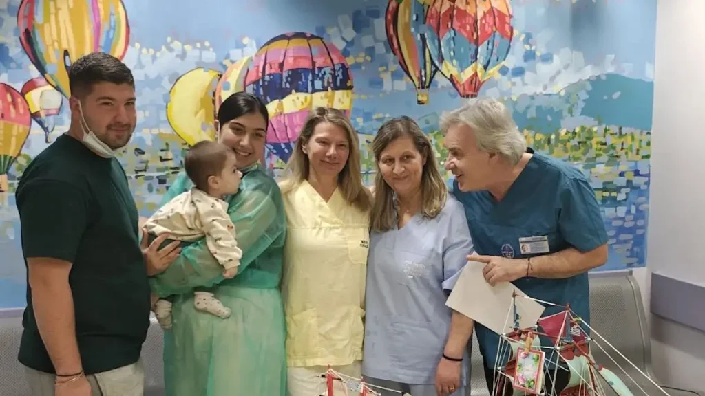 Ζάκυνθος: Βγήκε από τη ΜΕΘ το βρέφος που νοσηλευόταν με μηνιγγίτιδα, φωτογραφία με χαμόγελα