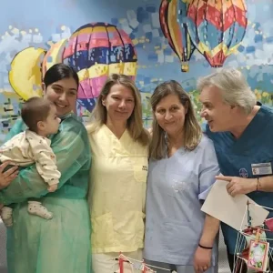 Ζάκυνθος: Βγήκε από τη ΜΕΘ το βρέφος που νοσηλευόταν με μηνιγγίτιδα, φωτογραφία με χαμόγελα