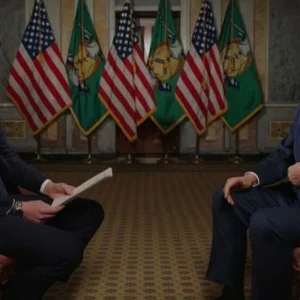 «Ο Πρόεδρος σε θέλει αμέσως»: Ο υπ.Οικονομικών διέκοψε live συνέντευξη για να μιλήσει στον Τραμπ, γύρισε με τρεμάμενη φωνή μετά από 2 ώρες