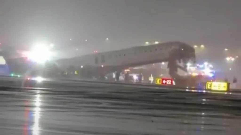 Η τρομακτική στιγμή της σύγκρουσης του αεροσκάφους της Air Canada Express με το πυροσβεστικό όχημα στο αεροδρόμιο LaGuardia, δείτε βίντεο