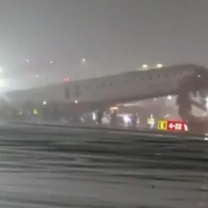 Η τρομακτική στιγμή της σύγκρουσης του αεροσκάφους της Air Canada Express με το πυροσβεστικό όχημα στο αεροδρόμιο LaGuardia, δείτε βίντεο