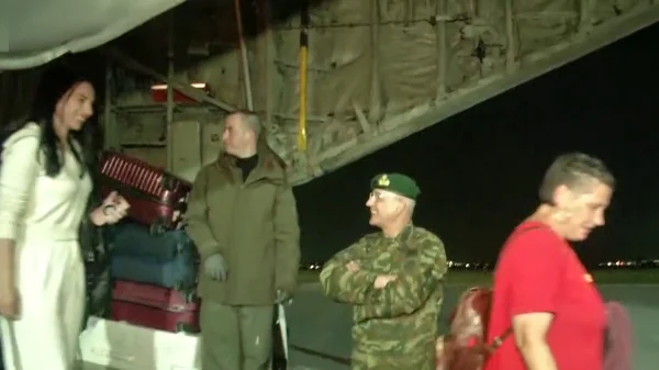 Στην Ελευσίνα το C-130 με 91 Ελληνες που επαναπατρίστηκαν από το Άμπου Ντάμπι