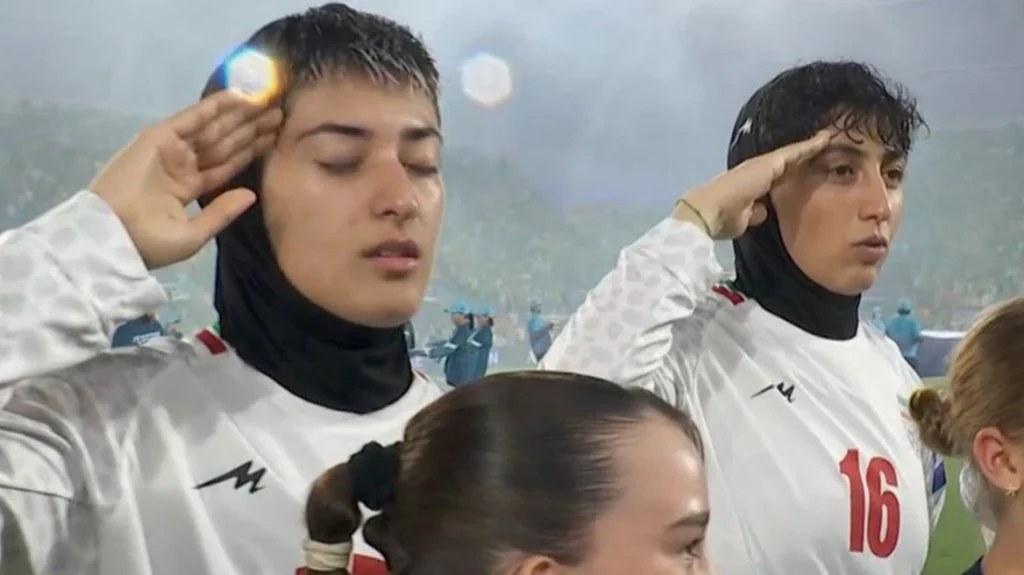 Από τις σκάλες, κάτω από τη μύτη των φρουρών τους, το 'σκασαν οι Ιρανές ποδοσφαιρίστριες: Δείτε βίντεο από τη δραματική απόδραση